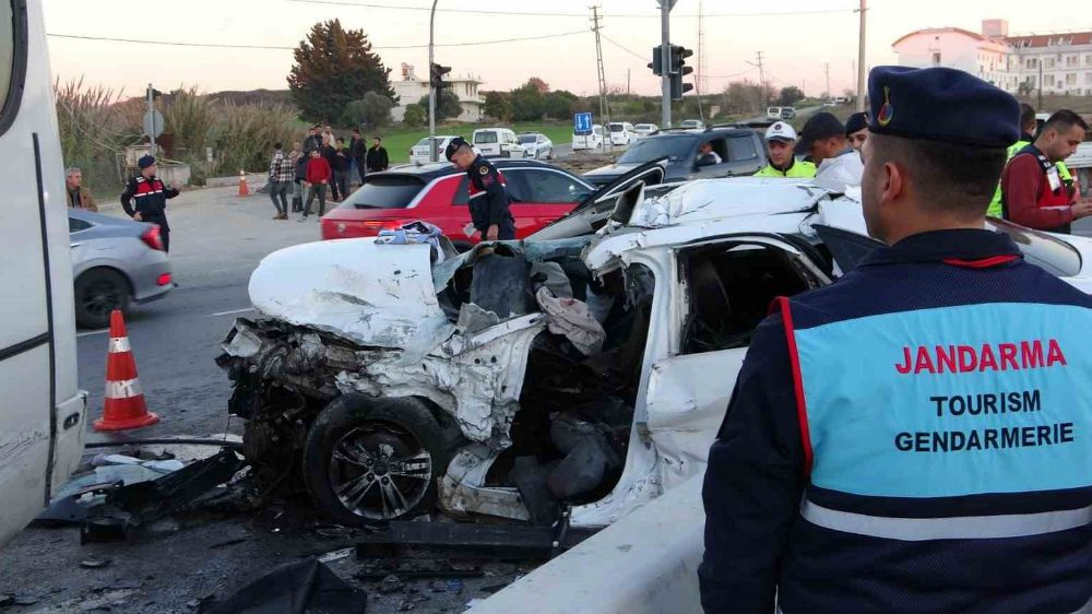 Antalya’da feci kaza ortalığı birbirine kattı: 2 ölü 14 yaralı