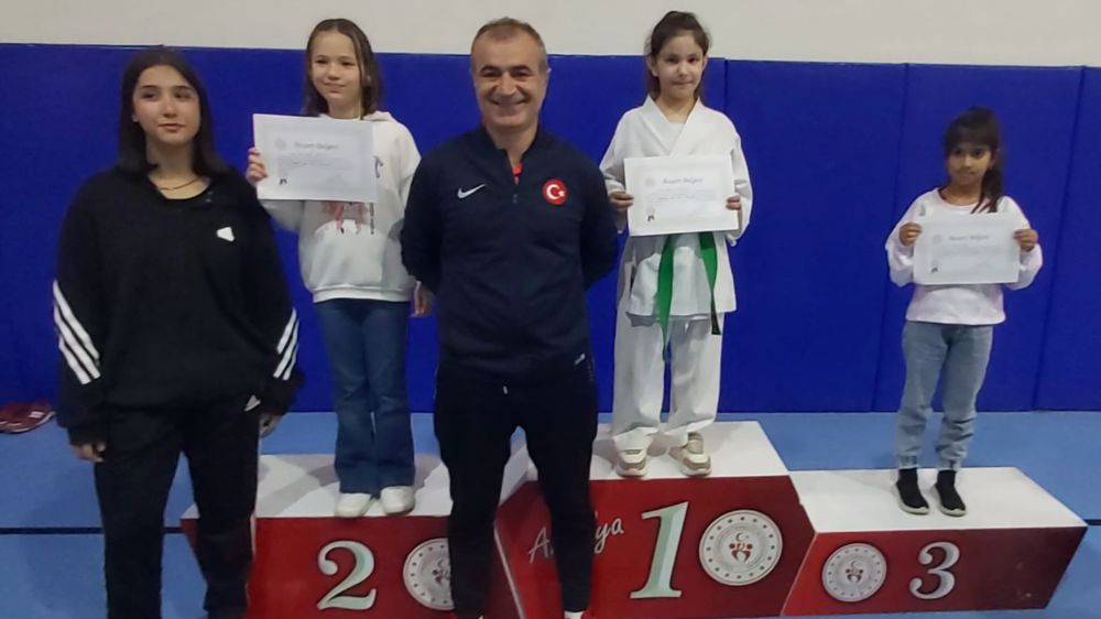 Antalya'da Gerçekleşen Karate Turnuvasında Kemer Belediyesi Takımı Zaferle Döndü