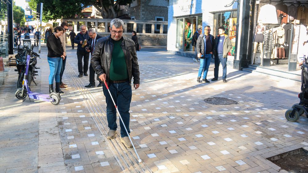 Antalya'da Görme Engelliler İçin Yenilenen Kılavuz Çizgileri