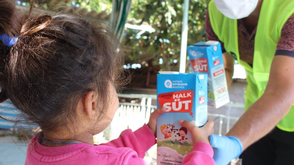 Antalya'da Halk Süt Projesi: 2.6 Milyon Litre Süt 23 Bin Çocuğa Ulaştı
