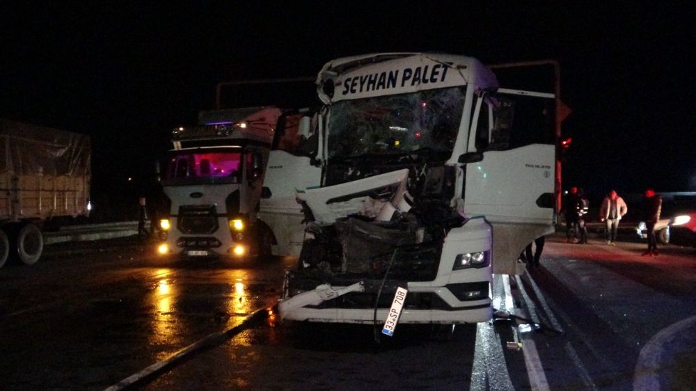 Antalya'da ışıkta duran kamyona, tır arkadan çarptı