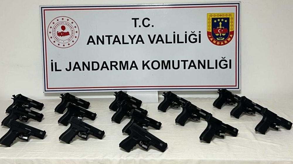 Antalya'da Jandarma Operasyonu: 16 Ruhsatsız Tabanca ve Şarjör Ele Geçirildi