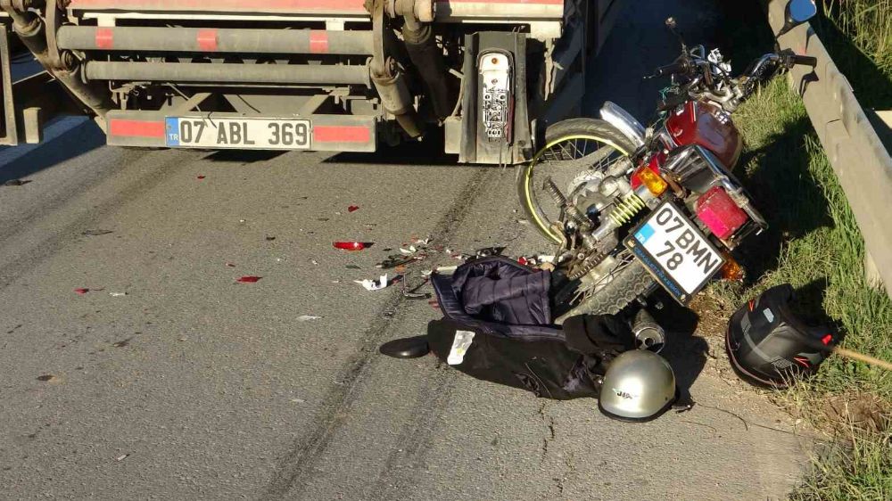 Antalya'da kamyona çarptılar ama kaskları ölümden döndürdü