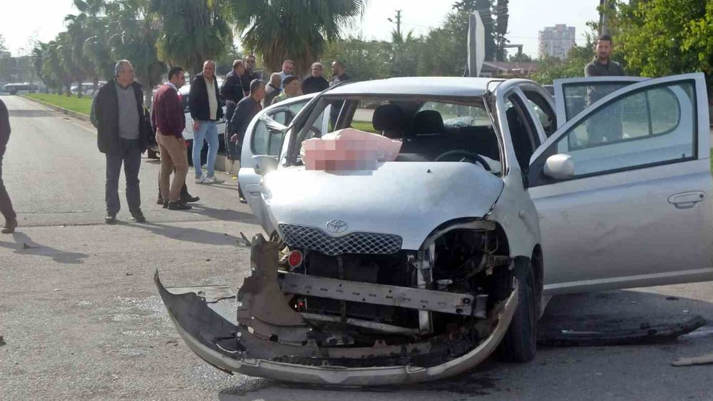 Antalya'da korkutan kaza; 3 kişi yaralandı