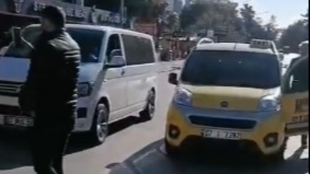 Antalya'da korsan taksicilik yaptığı gerekçesiyle yol kesen 2 taksici gözaltına alındı