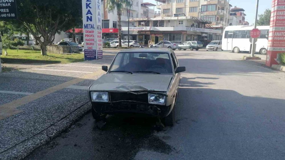 Antalya'da otomobil motosiklete çarptı, sürücü yaralandı