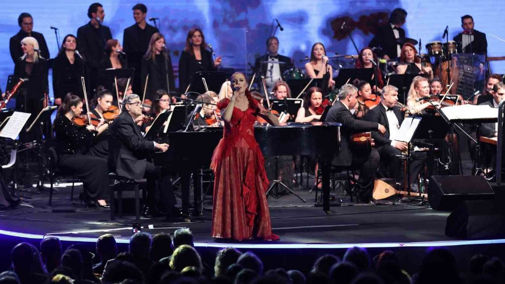 Antalya'da piyano festivalinde Candan Erçetin esti geçti