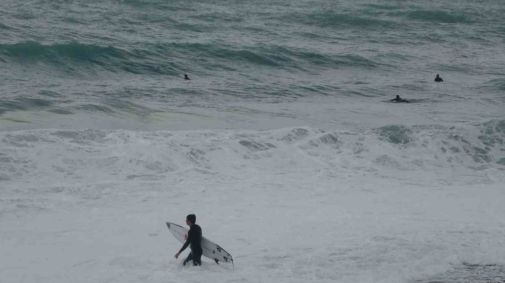 Antalya'da sağanak ve fırtına uyarısı sörfçülere yaradı