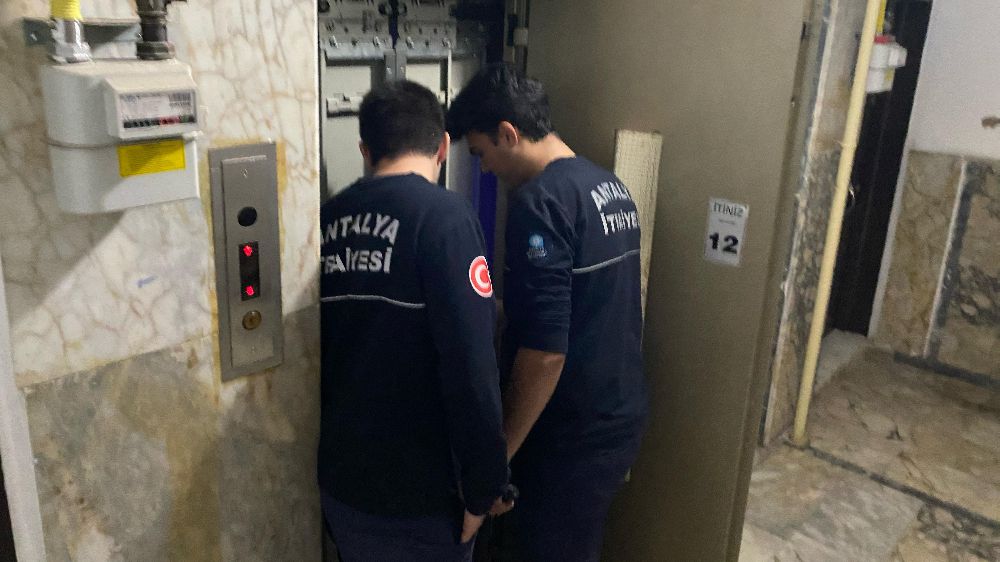 Antalya'da siparişe giden kurye asansörde kaldı