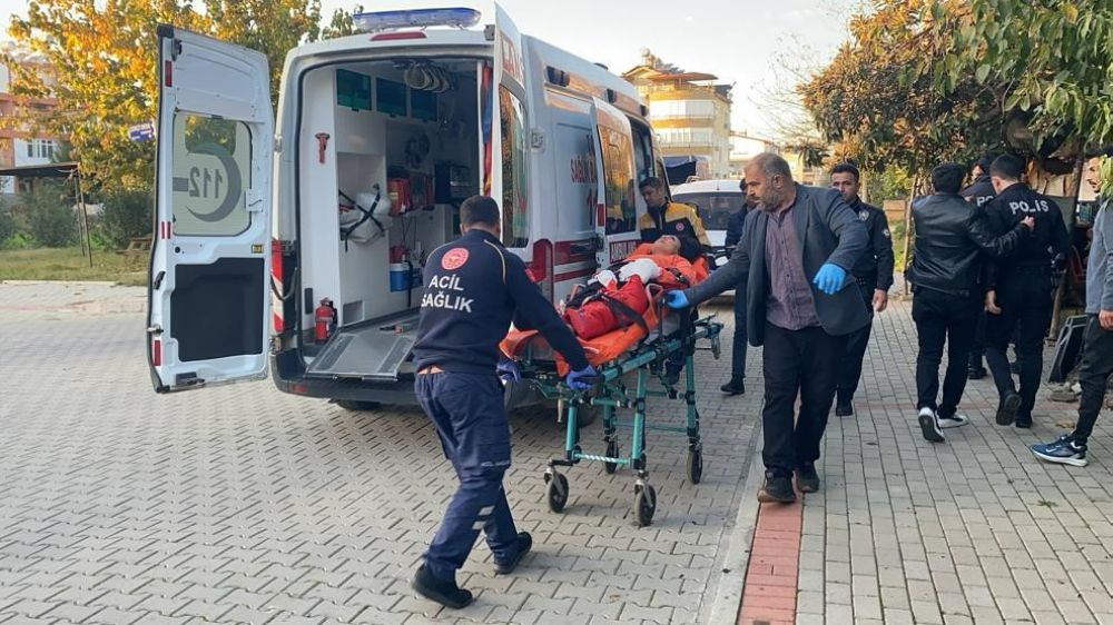 Antalya Gazipaşa'da bir kadın av tüfeğiyle oynarken yaralandı