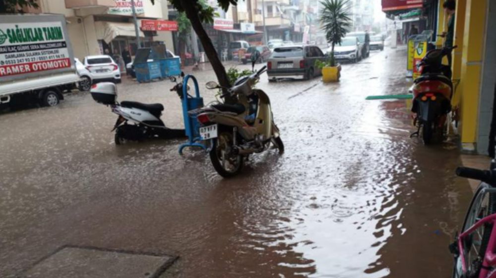 Antalya Kumluca'ya sağanak yağış etkisi