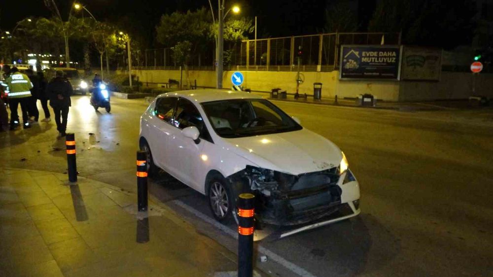 Antalya Manavgat'ta Kamyonetin Kırmızı Işığa İhlali: Kazada Yaralanan Olmadı