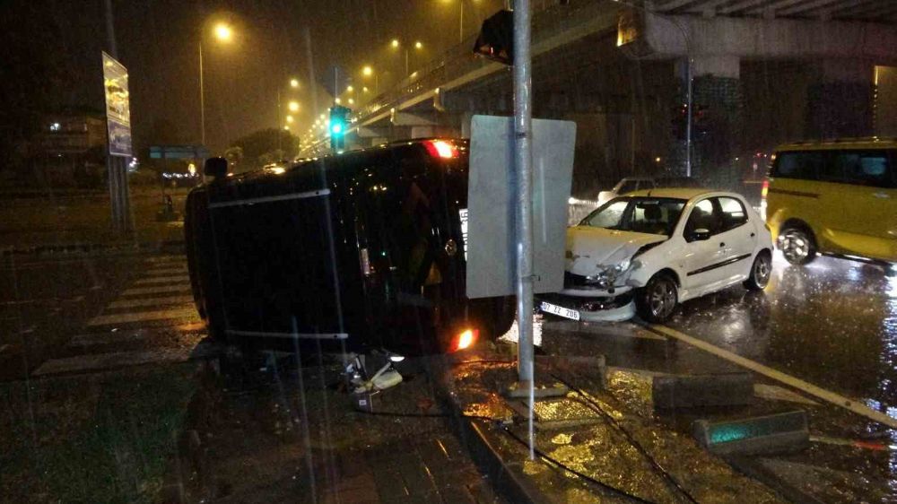 Antalya Manavgat'ta trafik kazası: 2 yaralı