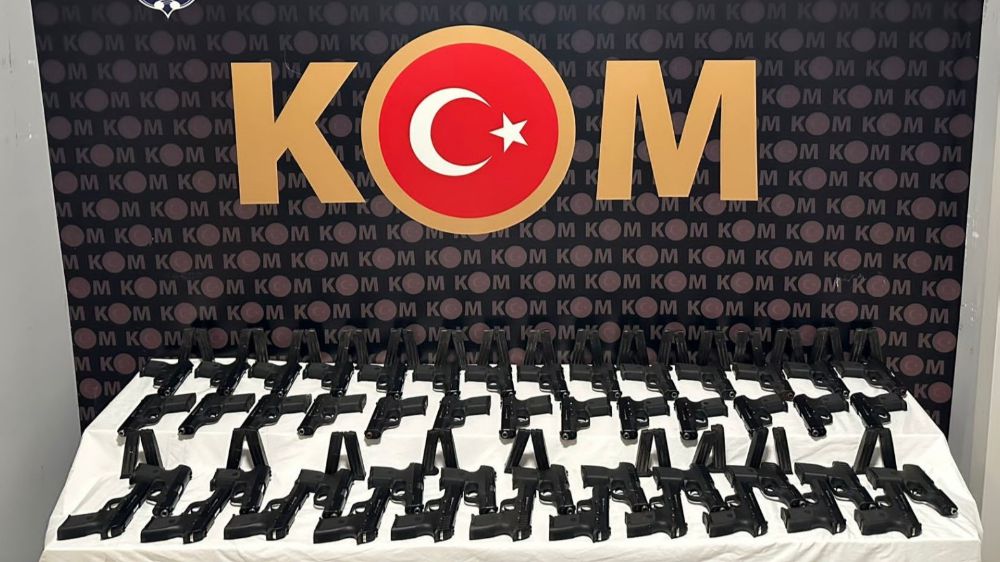 Antalya polisinden operasyon;  49 adet ruhsatsız silah ele geçirildi, 2 kişi tutuklandı