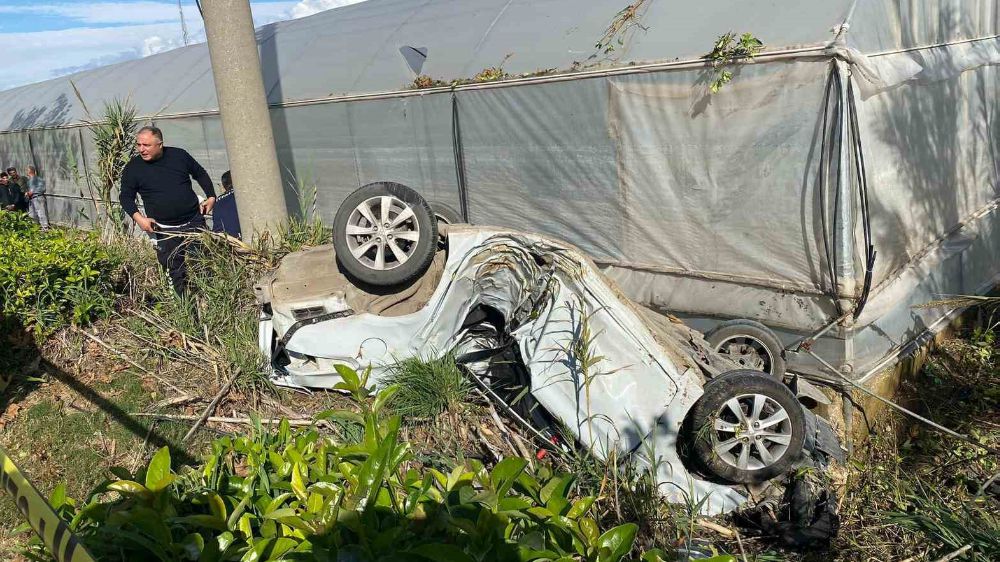 Antalya Serik'te kaza, 17 yaşındaki sürücü yaralandı