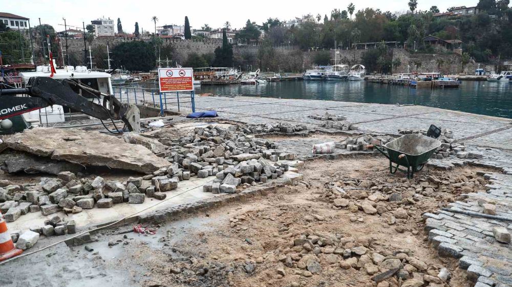 Antalya Yat Limanı'nda Fırtına Sonrası Onarım Çalışmaları ve Kedi Kurtarma