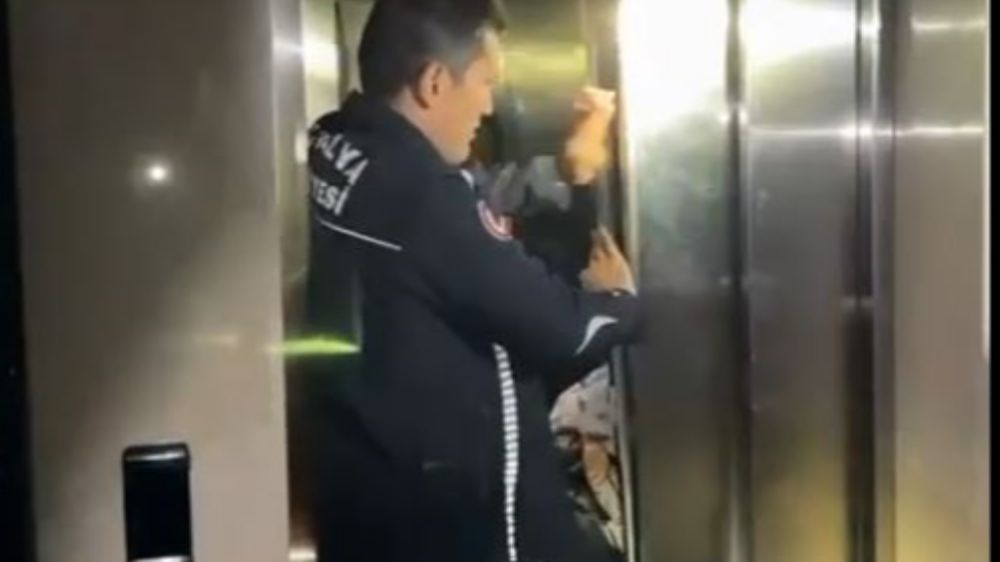 Asansörde mahsur kaldılar korku dolu anlar yaşadılar