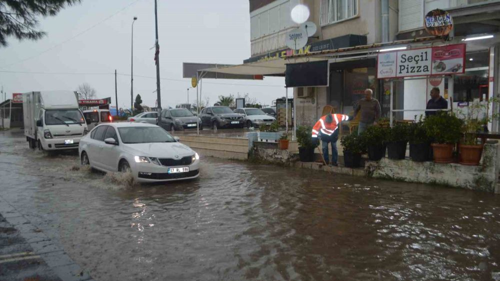 Ayvalık’ta kuvvetli sağanak yağışı