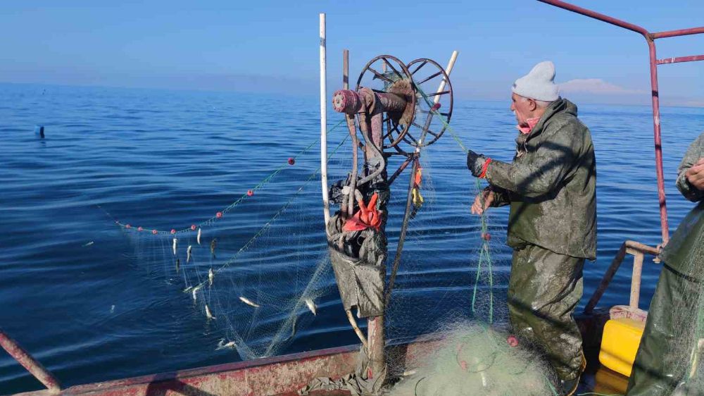Balıkçıların dondurucu soğukta zorlu av mücadelesi