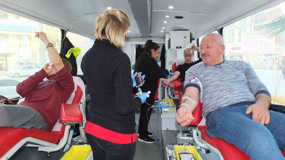 Balıkesir Kızılay Kan Merkezi’nin düzenlediği kan bağışı kampanyası ilgi gördü
