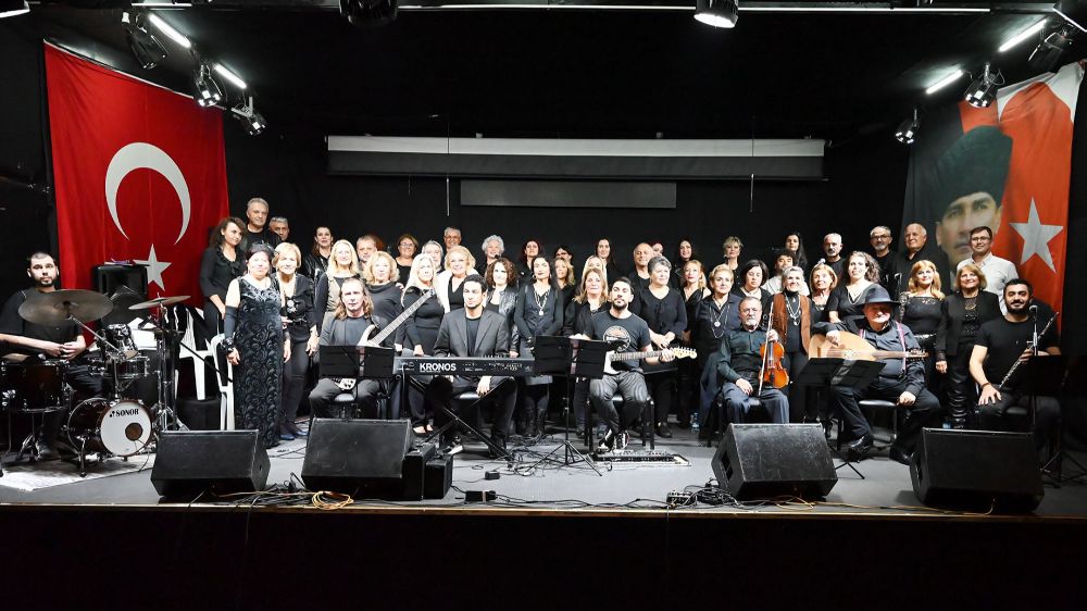 Barış Manço Şarkıları Kemer'de Canlandı: Türk Müziği Topluluğu Alkış Aldı