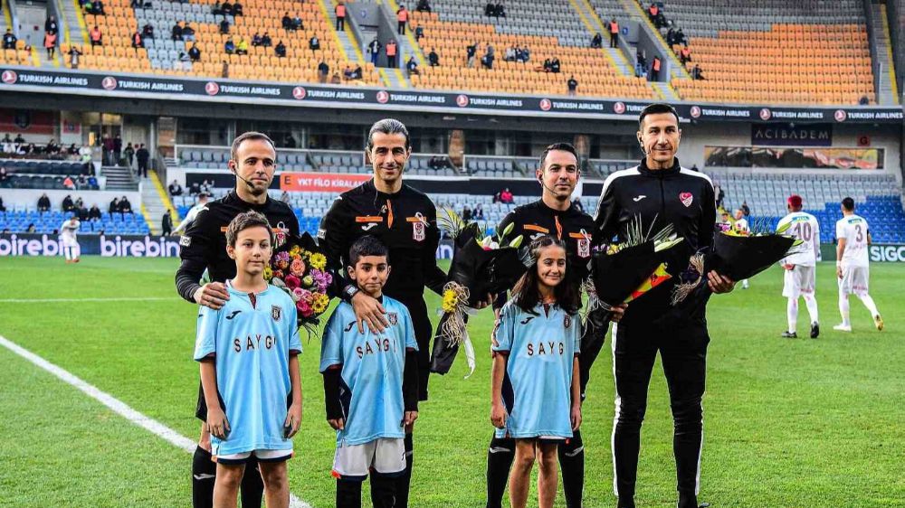 Başakşehir-Sivasspor maçı öncesi çocuklardan hakemlere çiçek