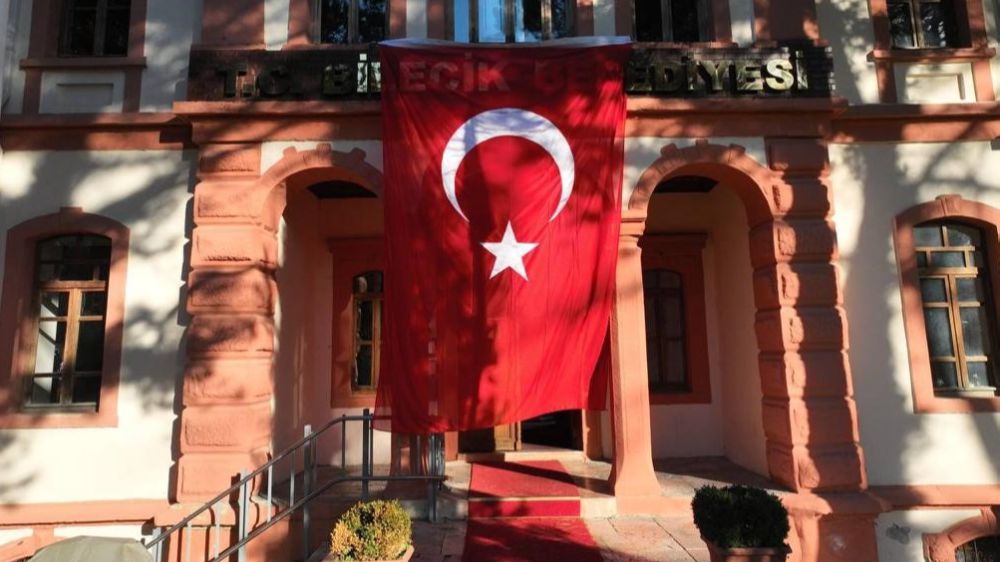 Bilecik'te Şehitler için Belediyeye ait binalara Türk bayrakları asıldı