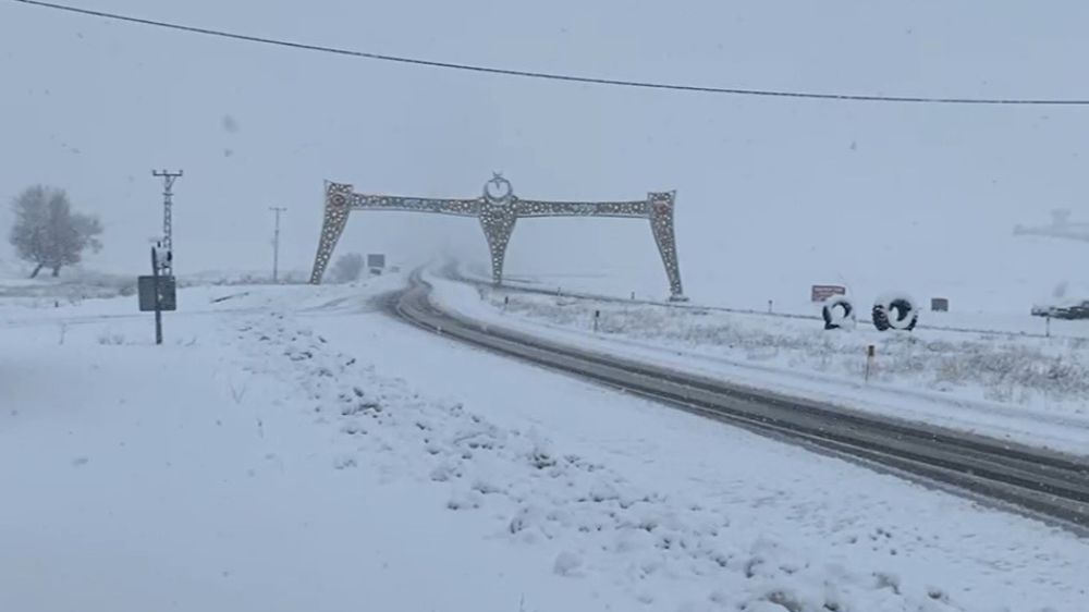 Bingöl'ün Karlıova İlçesi, Beklenen Kar Yağışıyla Görkemli Bir Manzara Sundu