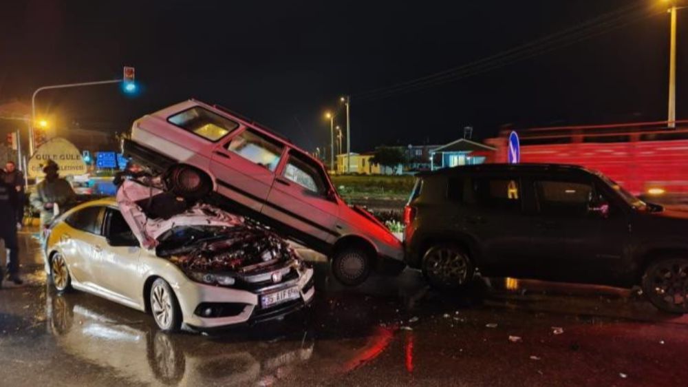 Birgi - Kiraz Yolunda Kaza: Üç Araç Karıştı, İki Sürücü Yaralandı