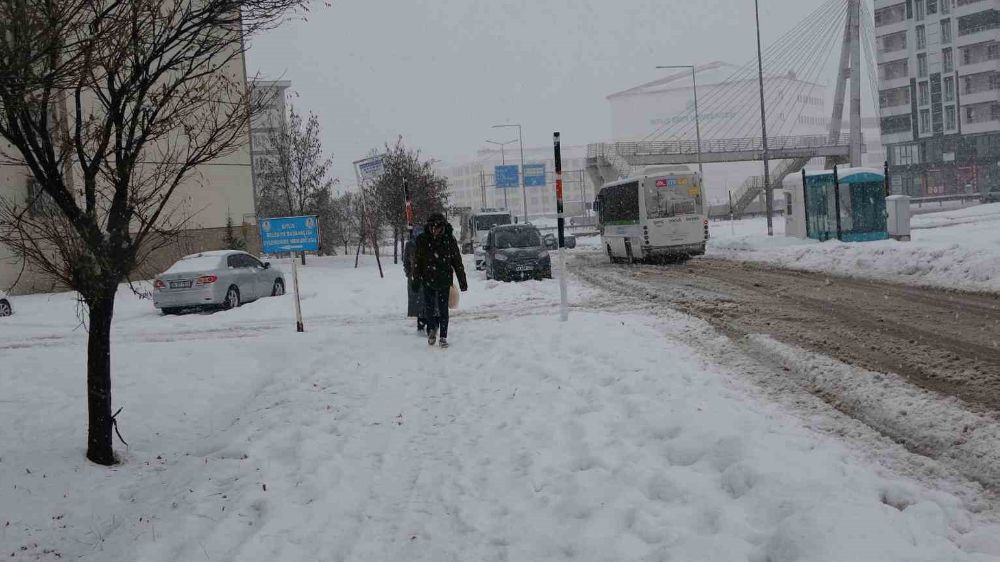 Bitlis'te Kar Kalınlığı 50 Santimetreye Ulaştı