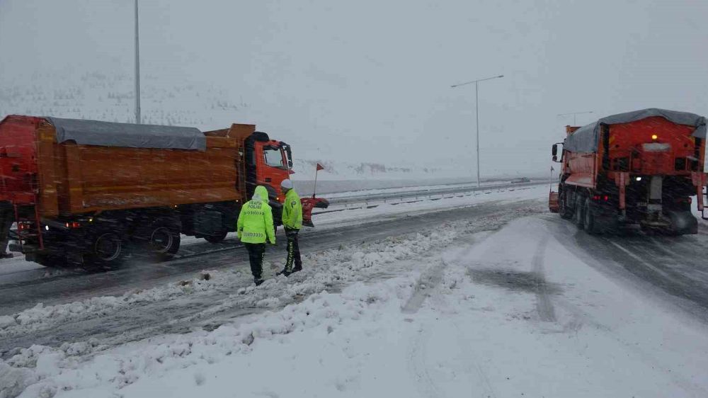 Bitlis'te Kar Yağışı: Ağır Araçlar Yolda Kaldı, Kurtarma Çalışmaları Sürüyor