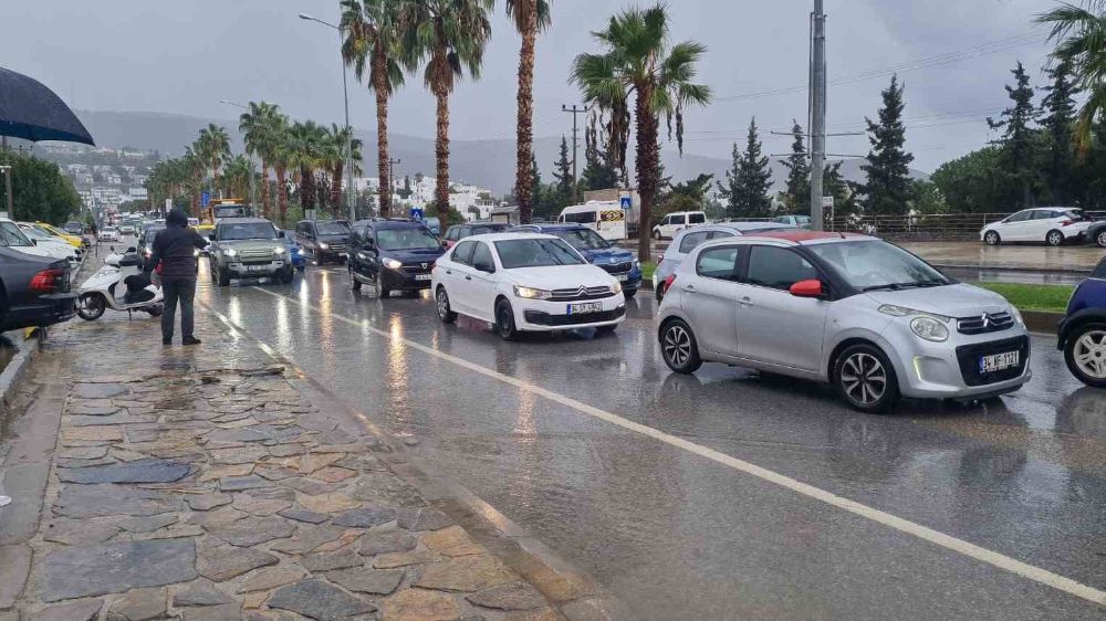 Bodrum’da yollar göle döndü bazı yollar trafiğe kapandı