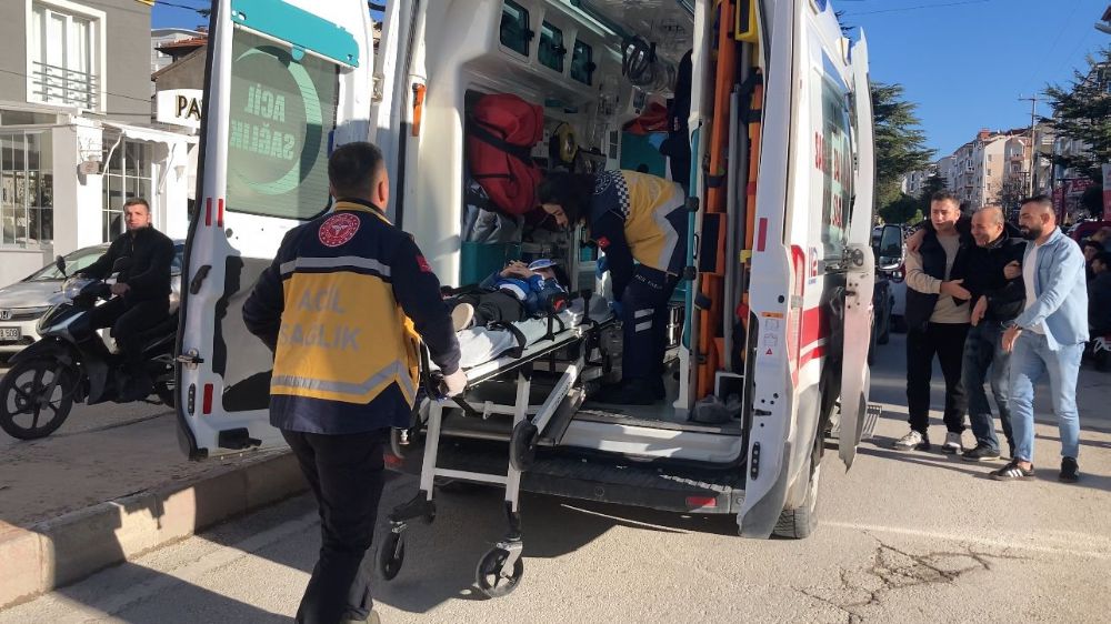 Burdur'da aniden yola fırlayan çocuğa araba çarptı; 6 yaşındaki çocuk yaralandı
