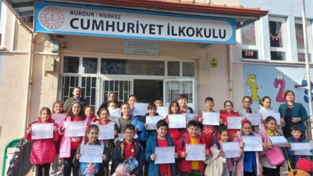 Burdur'da 'Dilimizin Zenginlikleri' Projesi' kapsamında dereceye girenlere ödül