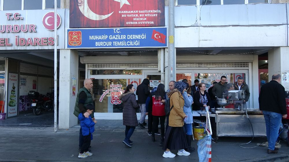 Burdur'da Gaziler Derneği şehitler için hayır lokması dağıttı