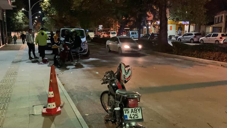 Burdur'da motosikletler çarpıştı! Yolcu yaralandı