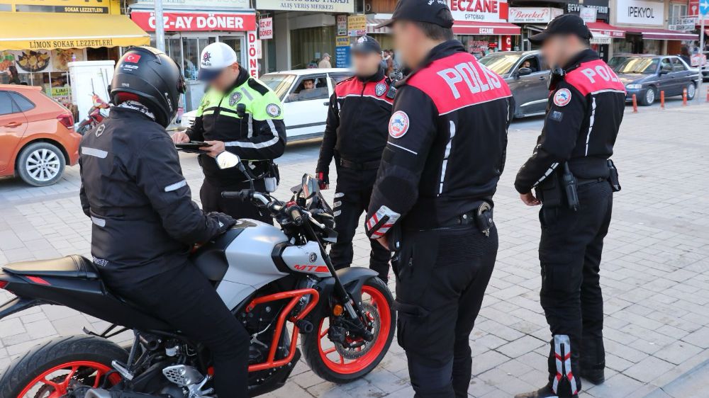 Burdur'da Trafik Denetimleri: 29 Araç ve Sürücüye Cezai İşlem Uygulandı! 