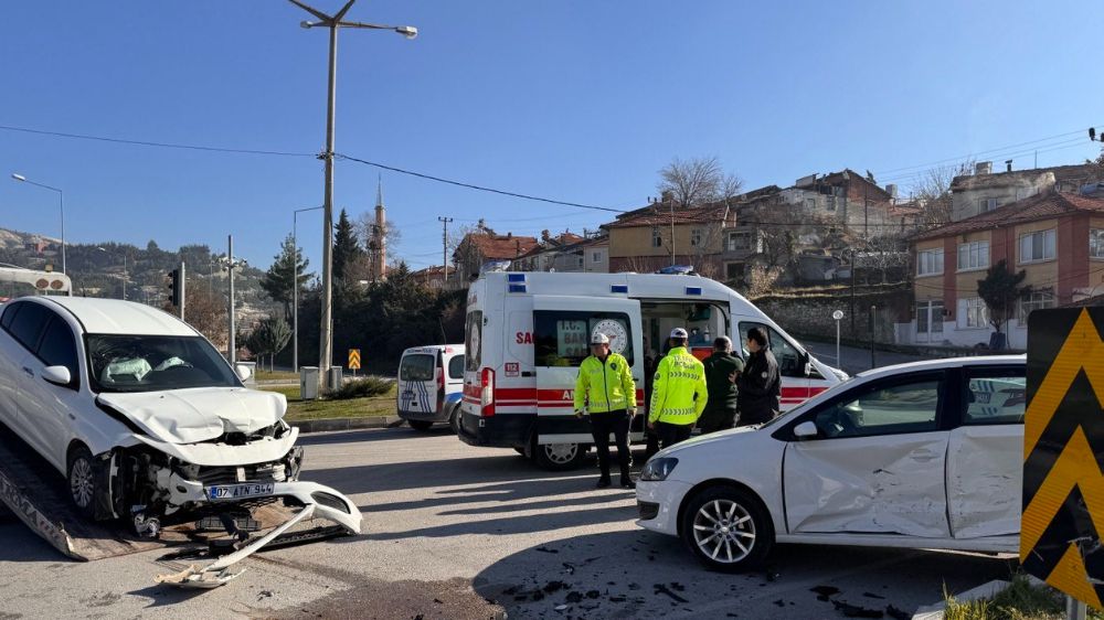 Burdur'da trafik kazası: 3 yaralı 