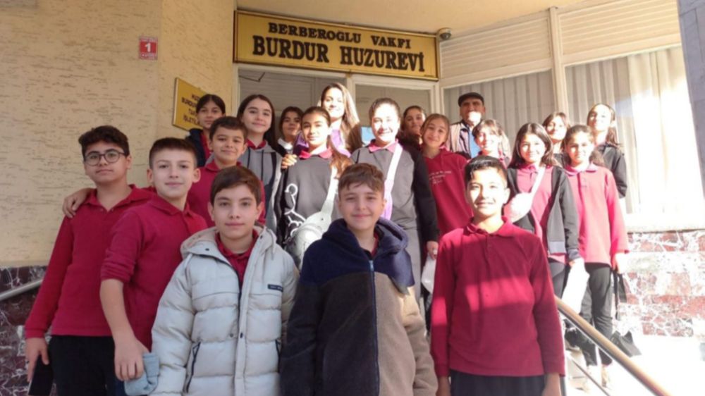 Burdur Huzurevi Ziyaretinde Cumhuriyet Ortaokulu Öğrencileriyle Anlamlı Buluşma
