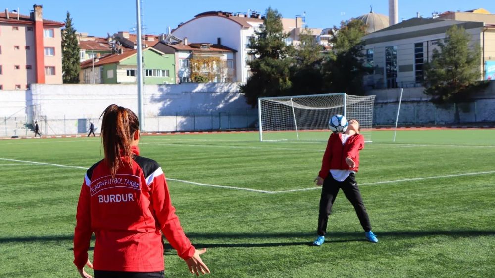 Burdur’un kadın futbol takımı sahada