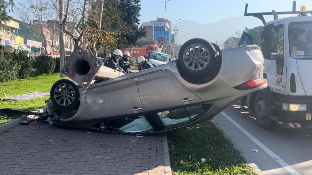 Bursa'da araç önce direğe çarptı sonra takla attı