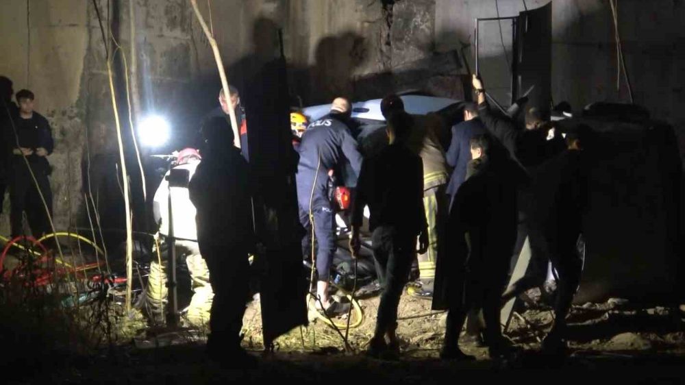 Bursa'da kontrolden çıkan otomobil dereye uçtu 4 kişi yaralandı