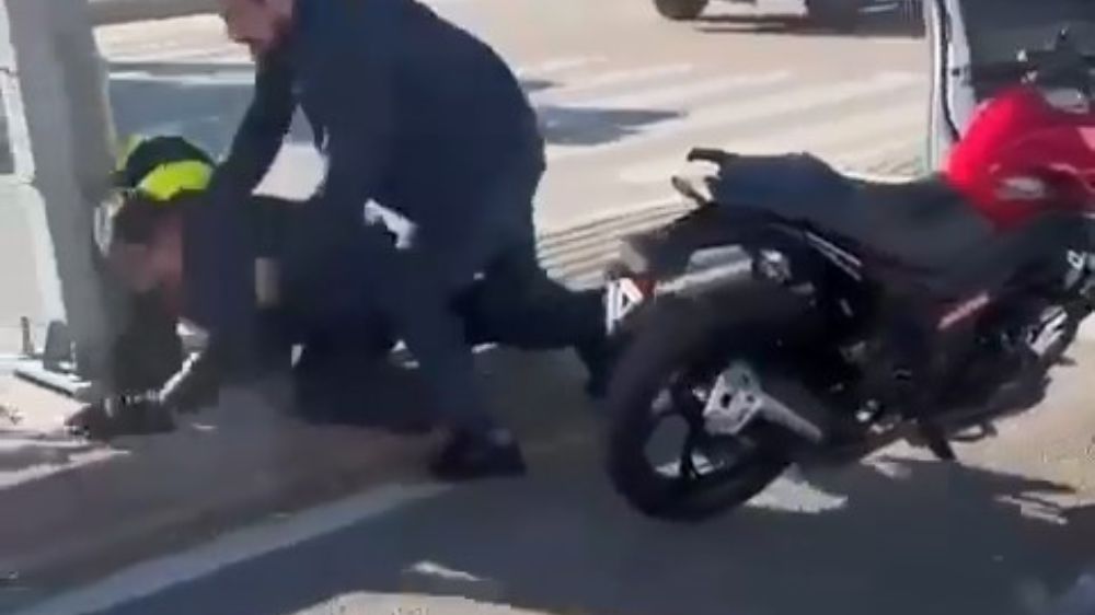 Bursa’da yol kavgası; Motosiklet sürücüsünü kaskıyla dövdü