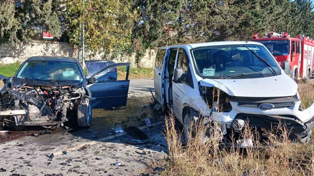 Büyükçekmece’de ters yönden çıkan sürücü kazaya neden oldu: 2 kişi  yaralı