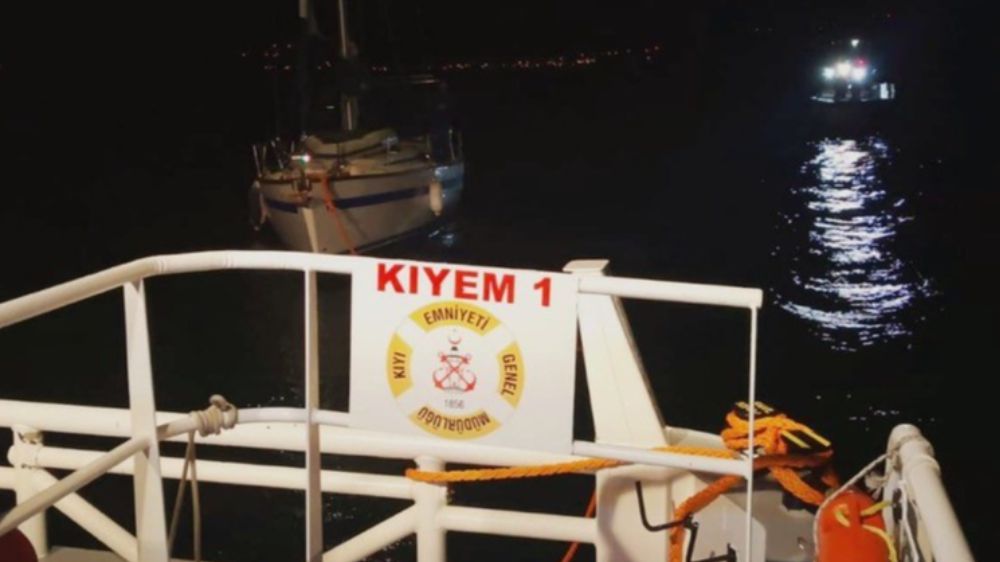 Çanakkale Boğazı’nda sürüklenen tekne ekipler tarafından kurtarıldı