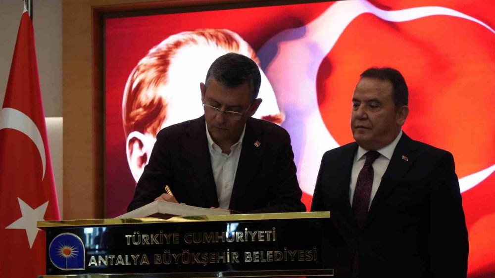 CHP Genel Başkanı  Özgür Özel :  Türkiye'nin AB Üyeliği Hakkından ne Dedi . Başkan Böcek Ne hediye etti 