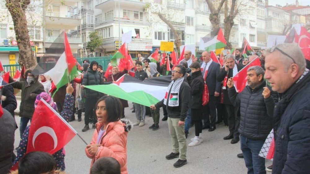 Çınarcık’ta "Yasasın Filistin direnişimiz" sloganlarıyla yürüyüş