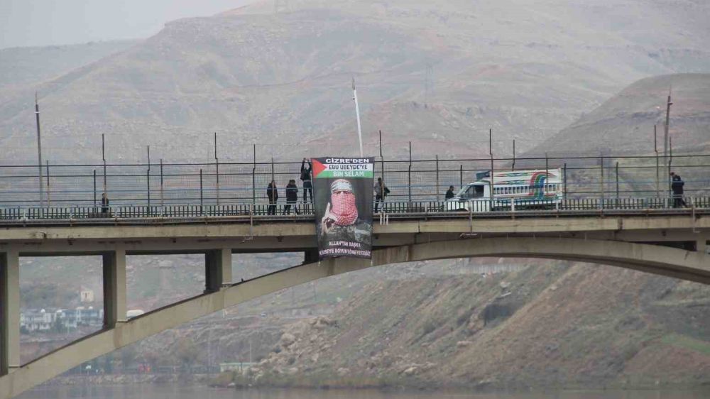 Cizre’de Mehmetçik Köprüsü’ne  Ebu Ubeyde’nin posteri asıldı