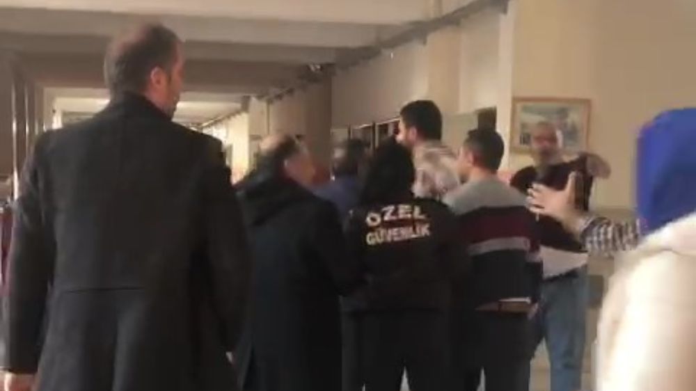 Darıca'da Velilerin Şiddeti: Okuldaki Öğretmenlere Saldırı Anı Kamerada