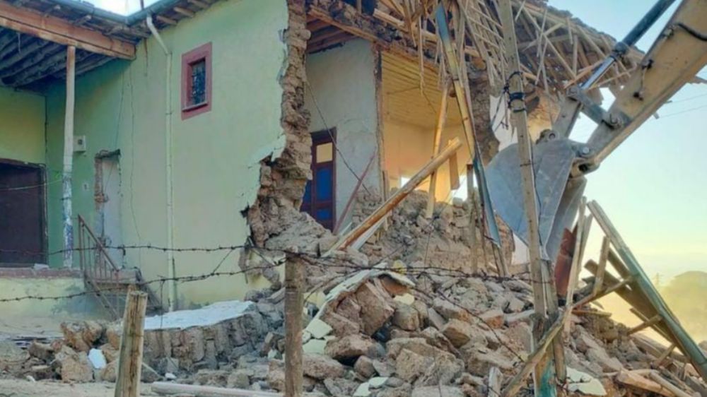 Depremden etkilenen ağır hasarlı binalar yıkılıyor